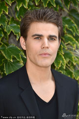 组图：吸血鬼Stefan乘快艇逛威尼斯 揽萝莉超模