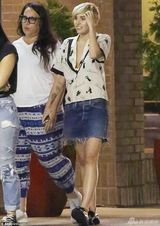 组图：麦莉-赛勒斯深夜与神秘男相依 吐云吐雾好不快活