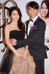 组图：陶喆吻新娘脸颊秀恩爱 豪华礼车接亲