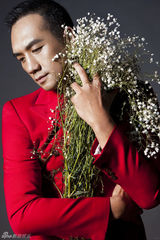 组图：黄觉红色西装抢镜 化身型男奶爸与花争艳