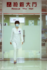 组图：《青年医生》曝剧照 张俪短发清新丽人