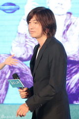 组图：《后会无期》首映发布会 韩寒牵狗走红毯