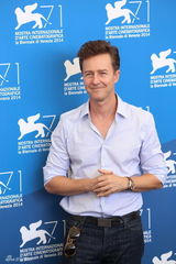 组图：《鸟人》亮相威尼斯 诺顿石头姐俏皮搞怪