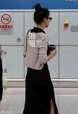 独家：高圆圆机场送赵又廷离京 闸口秀恩爱