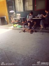 组图：李易峰街边吃盒饭拍戏 疑曝吴邪私服造型