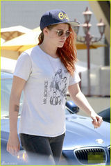 组图：克里斯汀-斯图尔特休闲装扮 纹身吸睛