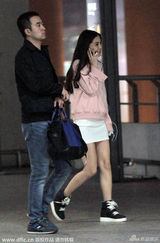 组图：Angelababy紧身小短裙现身 疑与黄晓明隔空传情