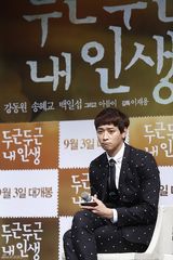 组图：宋慧乔粉嫩宣传新片 短裙落座险走光