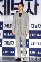 组图：刘延锡朴海日牵手亮相发布基情四射