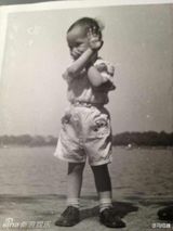 组图：倪妮惬意游古镇 模仿冯绍峰童年照秀恩爱