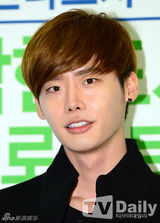 组图：韩星李钟硕出席慈善活动 暖男表里如一