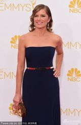 组图：金-迪肯斯抹胸长裙亮相艾美红毯