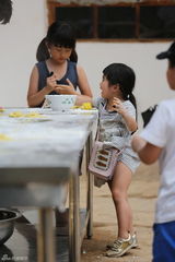 组图：萌娃玩坏拉面 创揉面新手法个个变面人