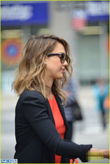 组图：阿尔芭穿衣失败 脚踩平底鞋双腿短小粗壮