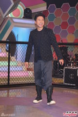 组图：欧弟否认先有喜后婚 登记随意像谈公事