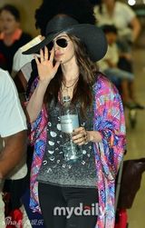 拖家带口！梅根福克斯赴韩老公儿子相伴