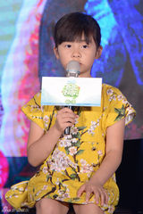 组图：父亲节礼物被泄露 黄磊女儿多多大哭