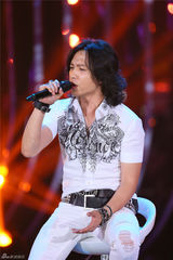 组图：小沈阳为爱妻沈春阳献歌 多亮携北舞校花共舞