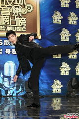 组图：罗志祥向老萧讨生日礼 鬼叫吓傻女记者