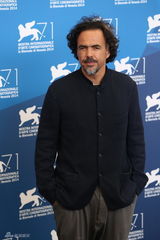 组图：《鸟人》亮相威尼斯 诺顿石头姐俏皮搞怪