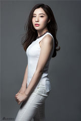 组图：鲍天琦青春照秀美肌 紧身白衣显上围