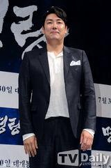 组图：《鸣梁》发布会 戏骨崔岷植演朝鲜名将