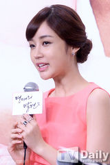 组图：韩星郑有美出席发布会 长裙显优雅