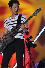 组图：韩团CNBLUE引爆广州体育馆 全场激情不停