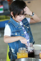 组图：Kimi带队做刨冰 俊俏外形让多多分不清