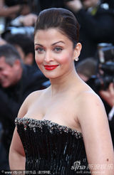 幻灯图集：《巡演》戛纳首映 透视装舞娘PK伊娃