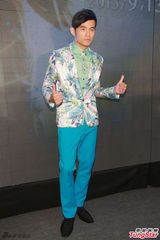 组图：周杰伦带病宣传巡演 花西服帅气抢镜