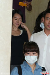 小S证人身份被传唤 神色疲惫白色肩带外露(图)