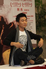 组图：王宝强宣传新片何洁帮按摩 扮大仙预测票房