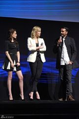 高清组图：克里斯汀-斯图尔特黑裙亮相秀美腿