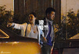 组图：佟大为携妻会友聚餐 力保好男人称号