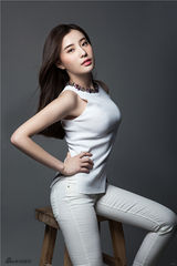 组图：鲍天琦青春照秀美肌 紧身白衣显上围