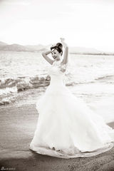 组图：金莎唯美婚纱look海滩出镜 期待浪漫婚姻