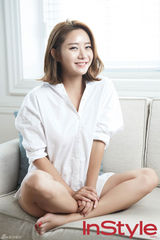 组图：韩星韩可露登杂志 嫩滑肌肤白里透红