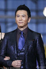 组图：温兆伦微笑展熟男魅力