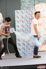 组图：林俊杰助阵陈奕迅新专辑 现场玩鸳鸯戏水