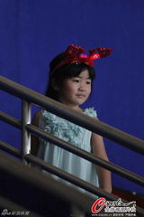 组图：姚明全家现身NCAA 女儿呆萌鹿角发饰抢眼