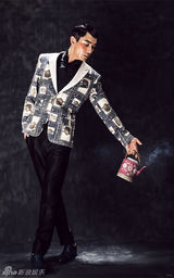 组图：戚薇男友李承铉阴柔写真 浓妆涂红脸蛋