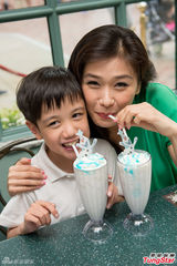 组图;张慧仪独门教仔法 叶蕴仪儿时贪玩撞穿头