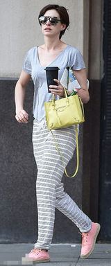 组图：安妮-海瑟薇黑超休闲装现身纽约似上班族