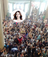 组图：柳岩低胸白裙 骑哈雷穿球服送快递人气旺