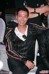 组图：古惑仔将登红馆开唱 陈小春感慨落泪