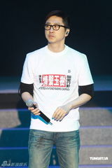 幻灯组图：庾澄庆亮相赈灾义演 为玉树深情献唱