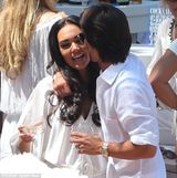 组图：F1总裁千金大婚奢靡派对 吻同性入水走光