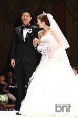 组图：韩国脚金在成迎娶美女主播韩志英