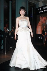 组图：周慧敏曼妙白裙女神范儿 大方秀光滑美背